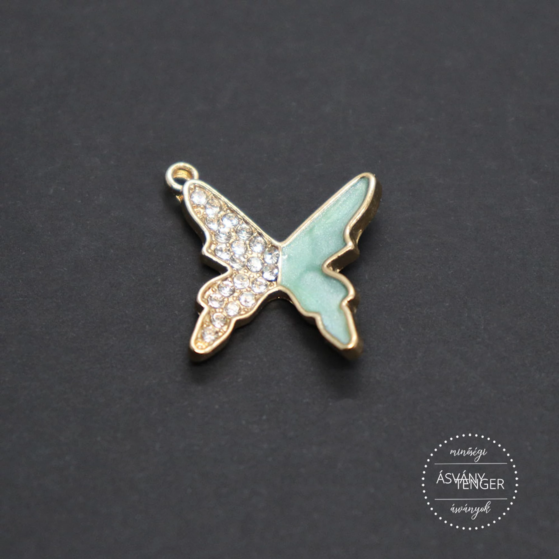 Pillangó alakú medál Pillangó alakú medál