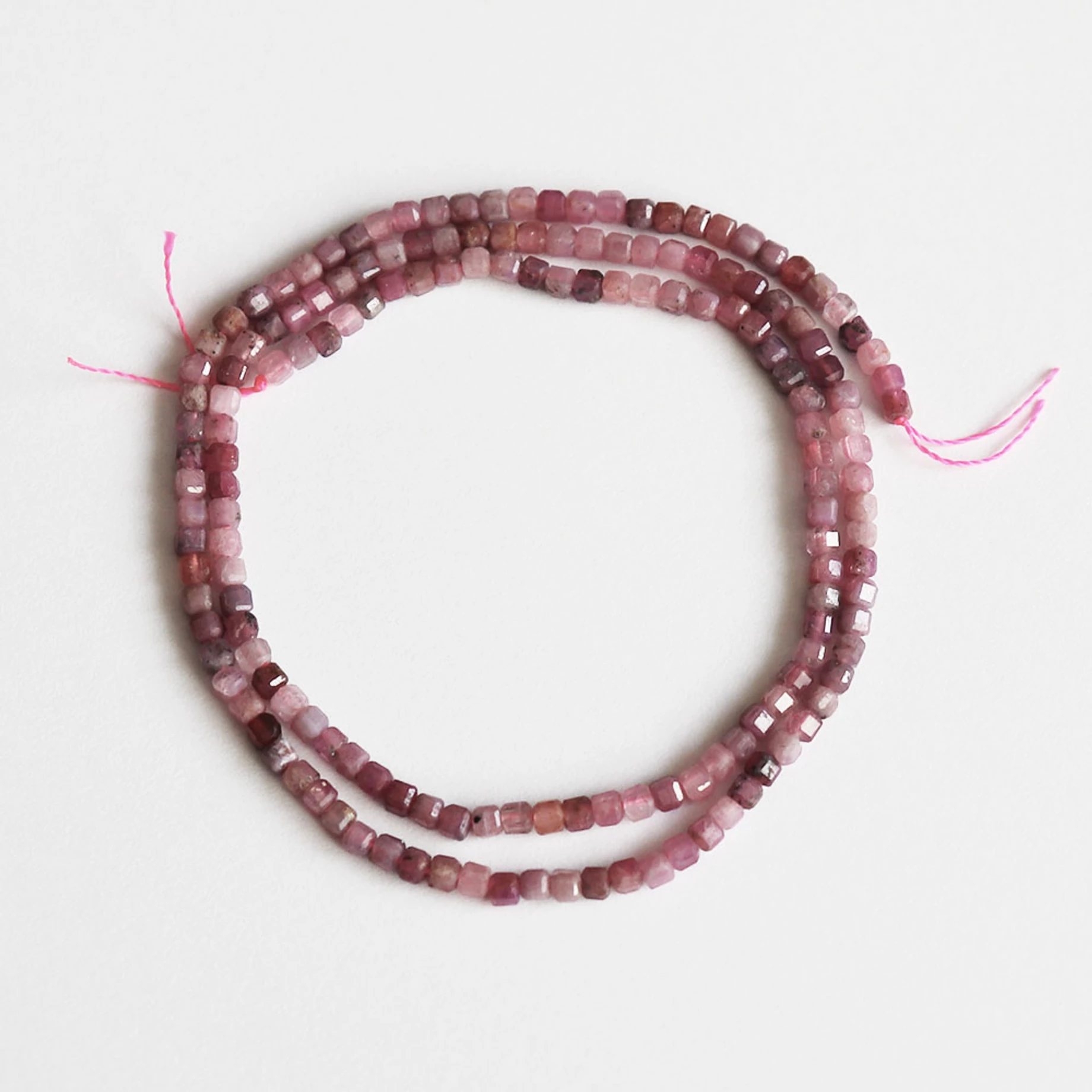 Rubin fazettált kocka, 2 mm ásványgyöngy, egész szál