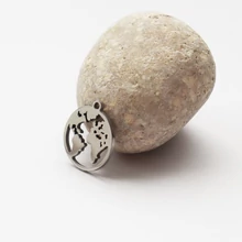 Föld charm medál