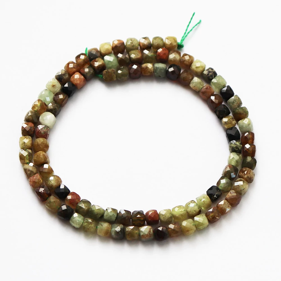 Gránát (grosszulár) fazettált kocka ásványgyöngy 4 mm, egész szál