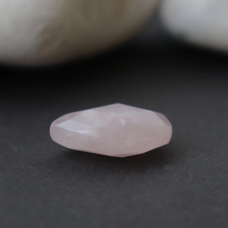 Rózsakvarc fazettált kaboson 25 mm